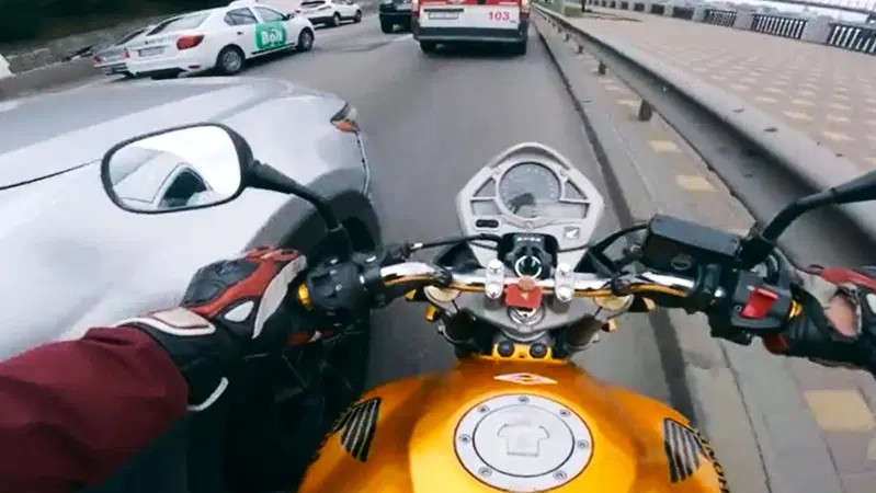 Il prepotente con il Suv gli chiude la strada, il motociclista sulla Hornet si arrabbia! [VIDEO VIRALE]