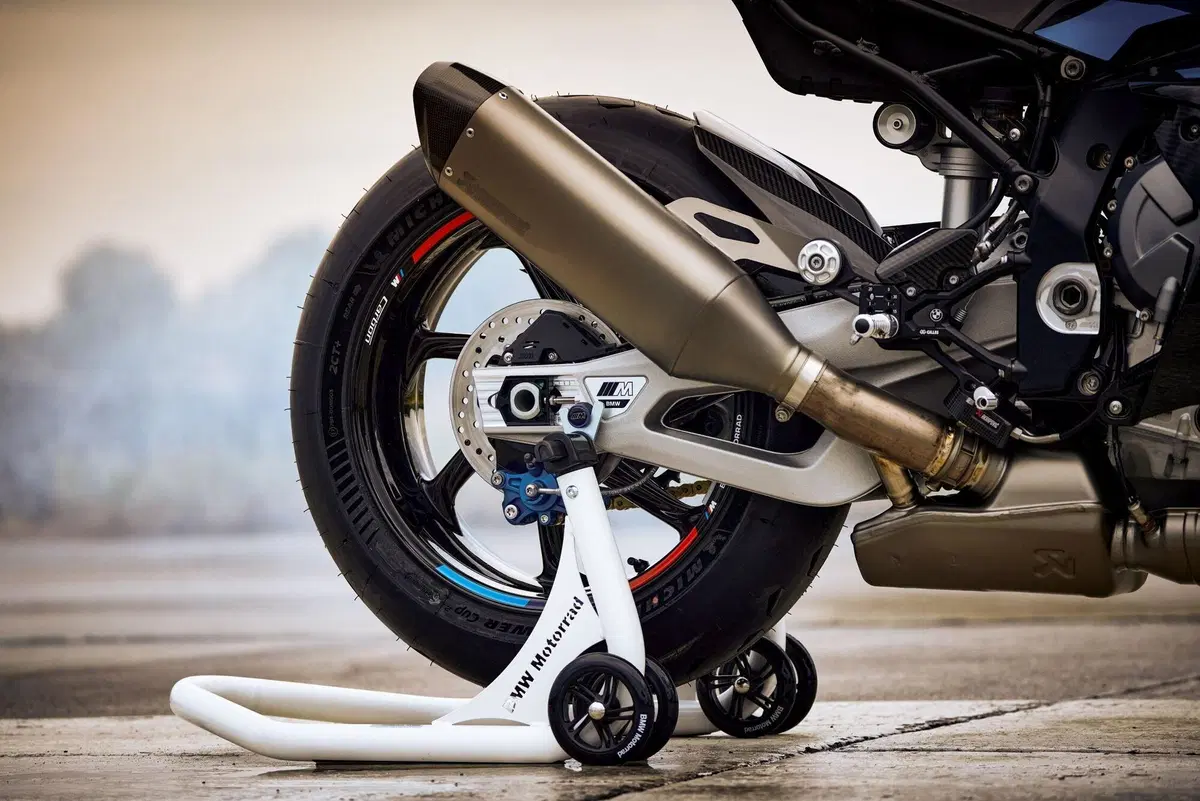 M 1000 RR e M 1000 RR M Competition, scolpite per le corse (2)