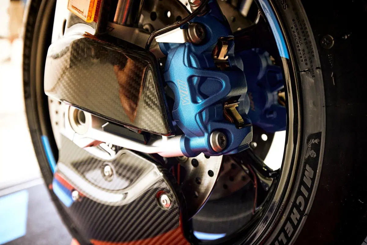 M 1000 RR e M 1000 RR M Competition, scolpite per le corse (3)