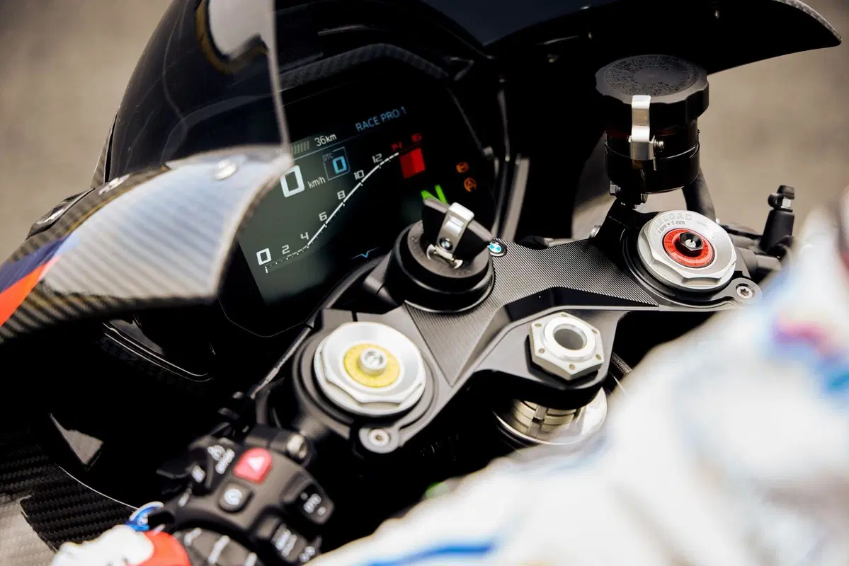 M 1000 RR e M 1000 RR M Competition, scolpite per le corse (13)