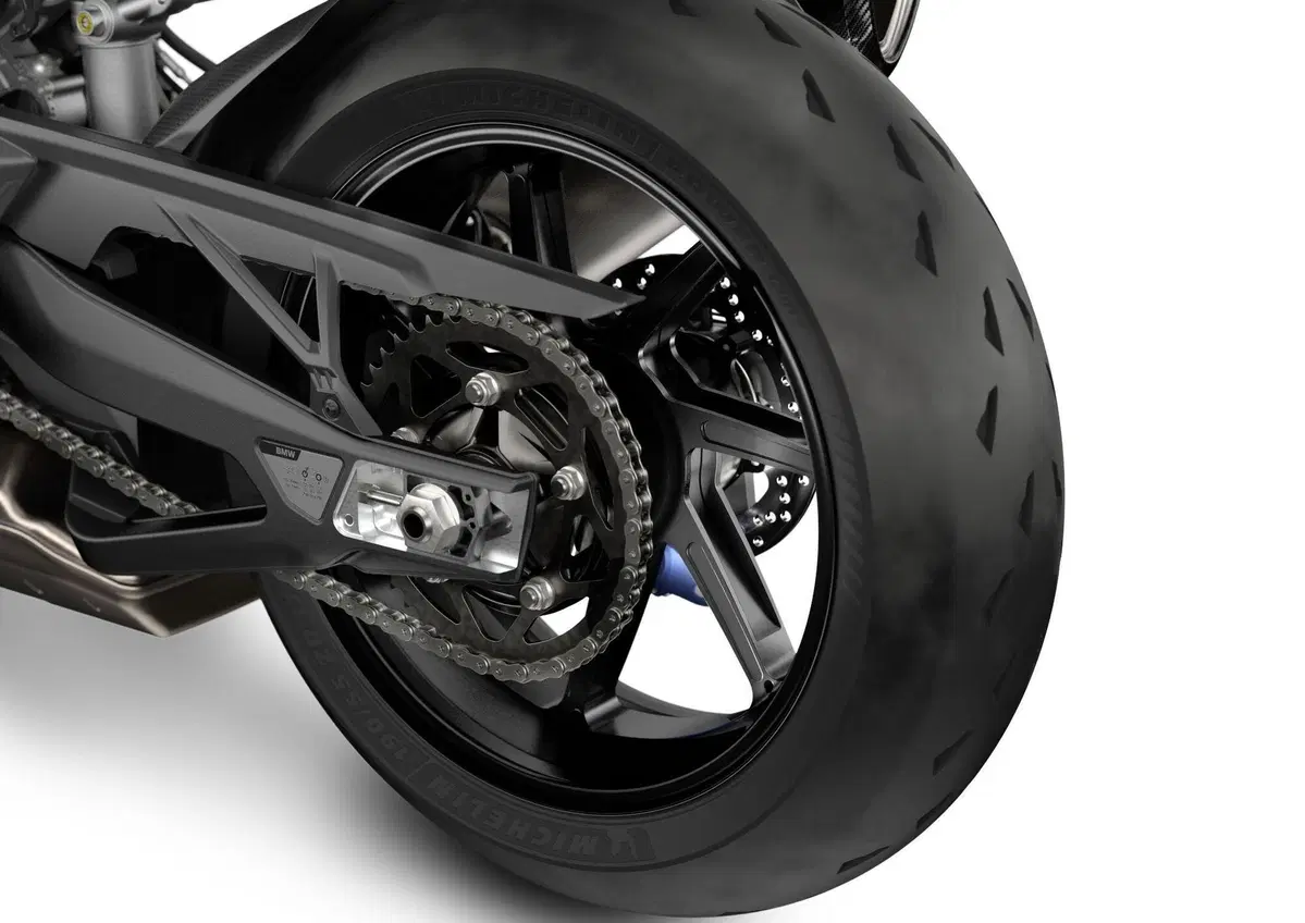 M 1000 RR e M 1000 RR M Competition, scolpite per le corse (4)