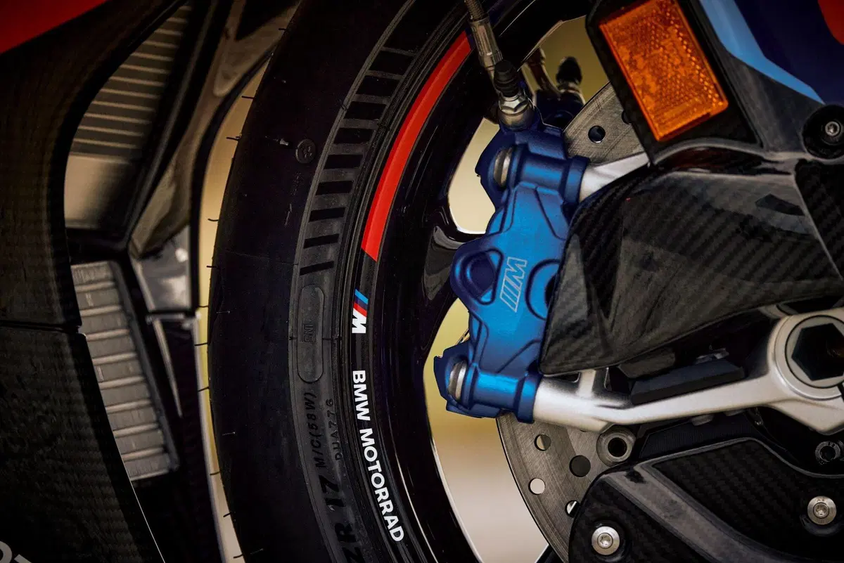 M 1000 RR e M 1000 RR M Competition, scolpite per le corse (14)