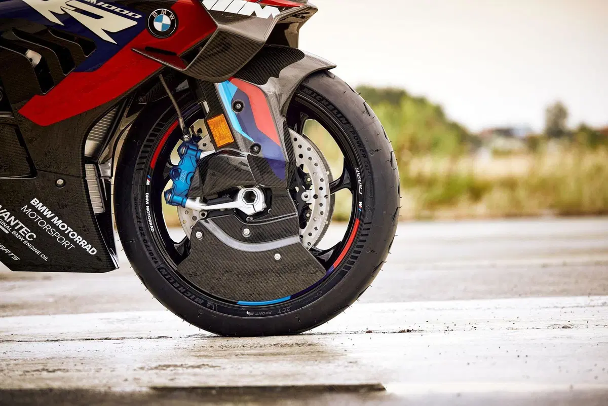 M 1000 RR e M 1000 RR M Competition, scolpite per le corse (15)