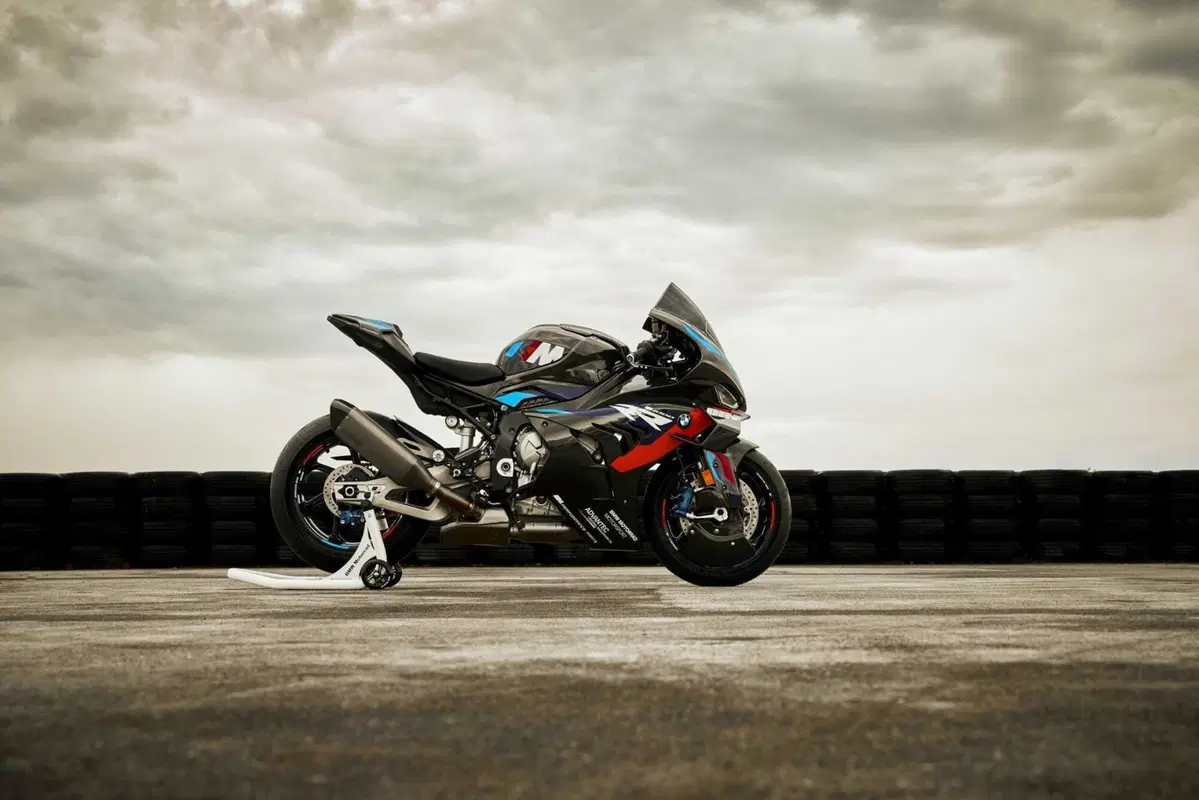BMW M1000RR e M1000RR M Competition, due moto scolpite per le corse (2)