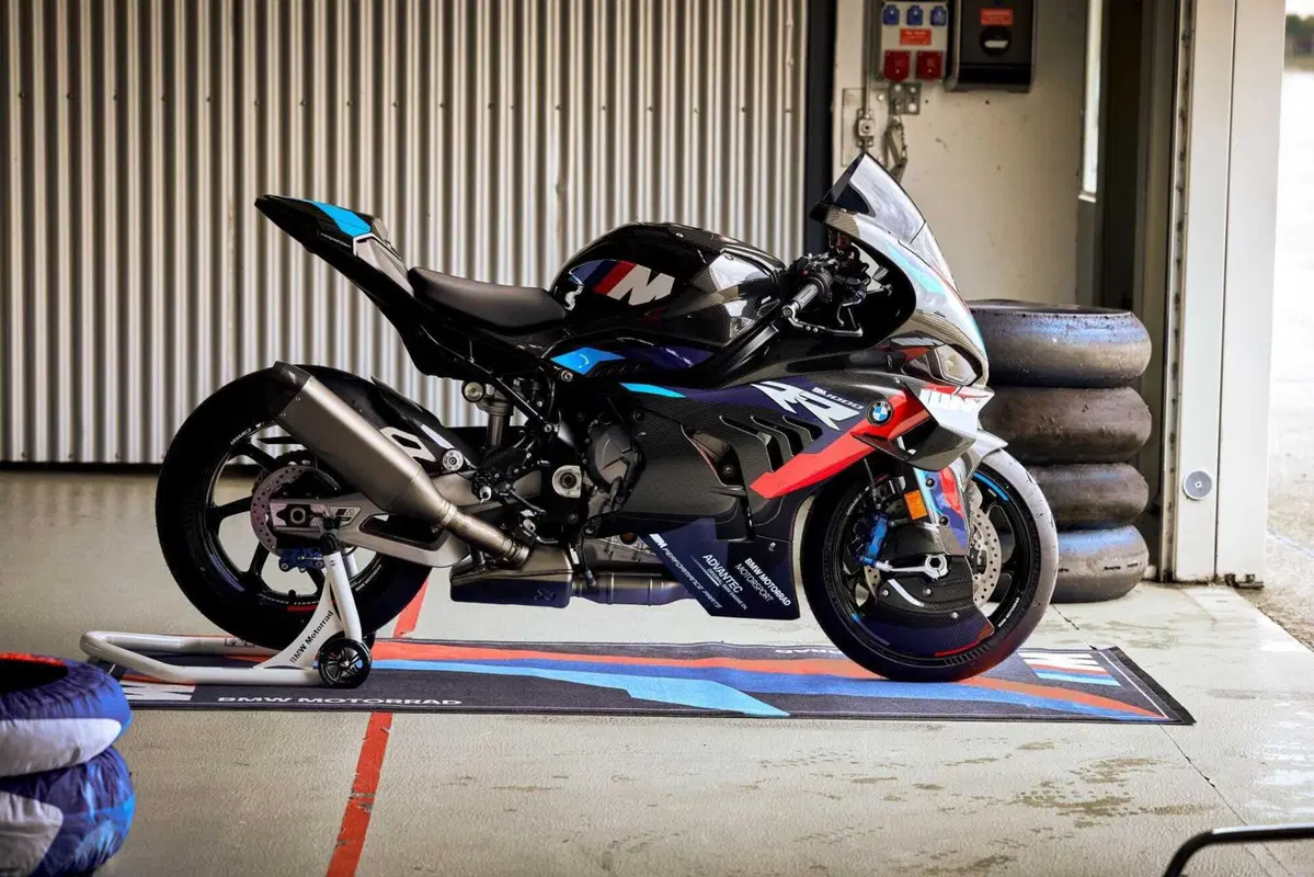 BMW M1000RR e M1000RR M Competition, due moto scolpite per le corse (3)