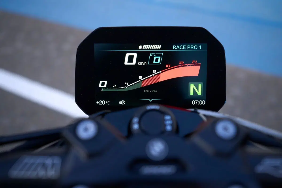 BMW M 1000 R, roadster supersportiva senza compromessi (4)