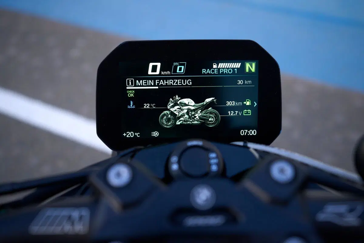 BMW M 1000 R, roadster supersportiva senza compromessi