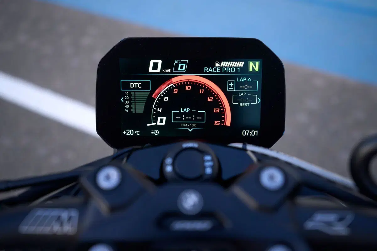 BMW M 1000 R, roadster supersportiva senza compromessi (8)