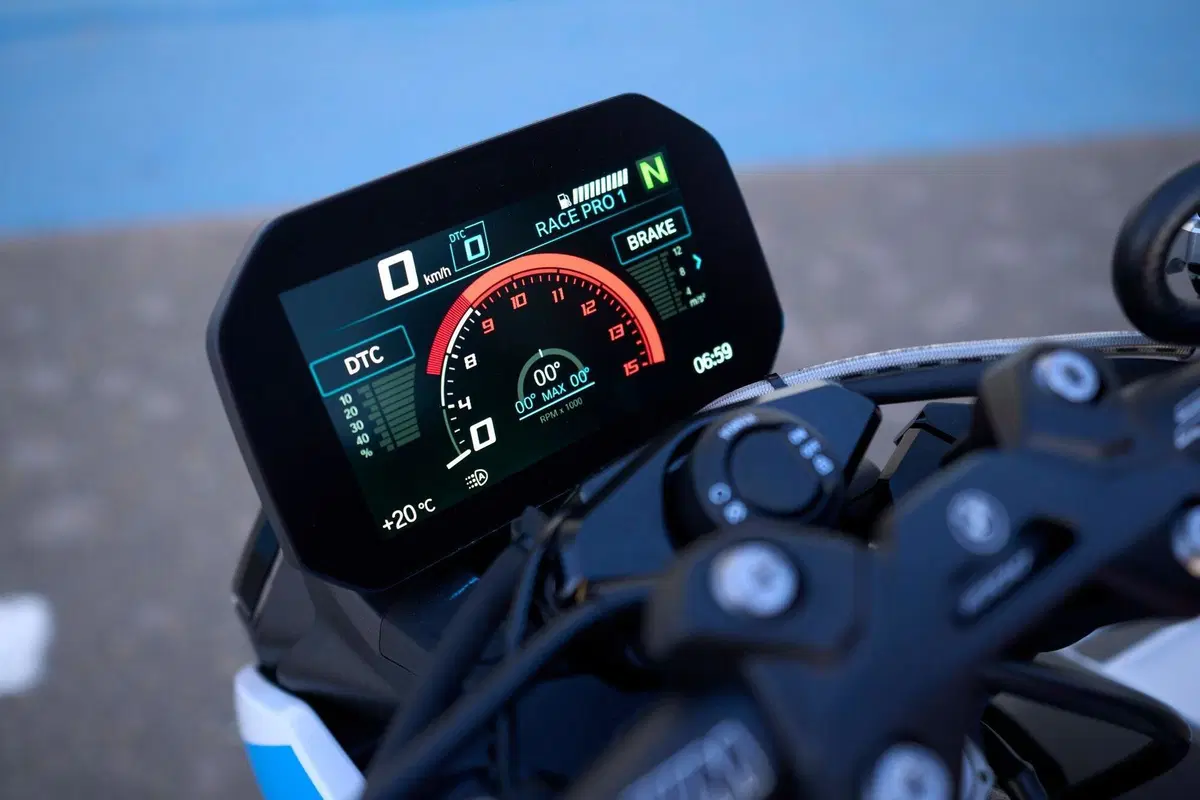 BMW M 1000 R, roadster supersportiva senza compromessi (9)