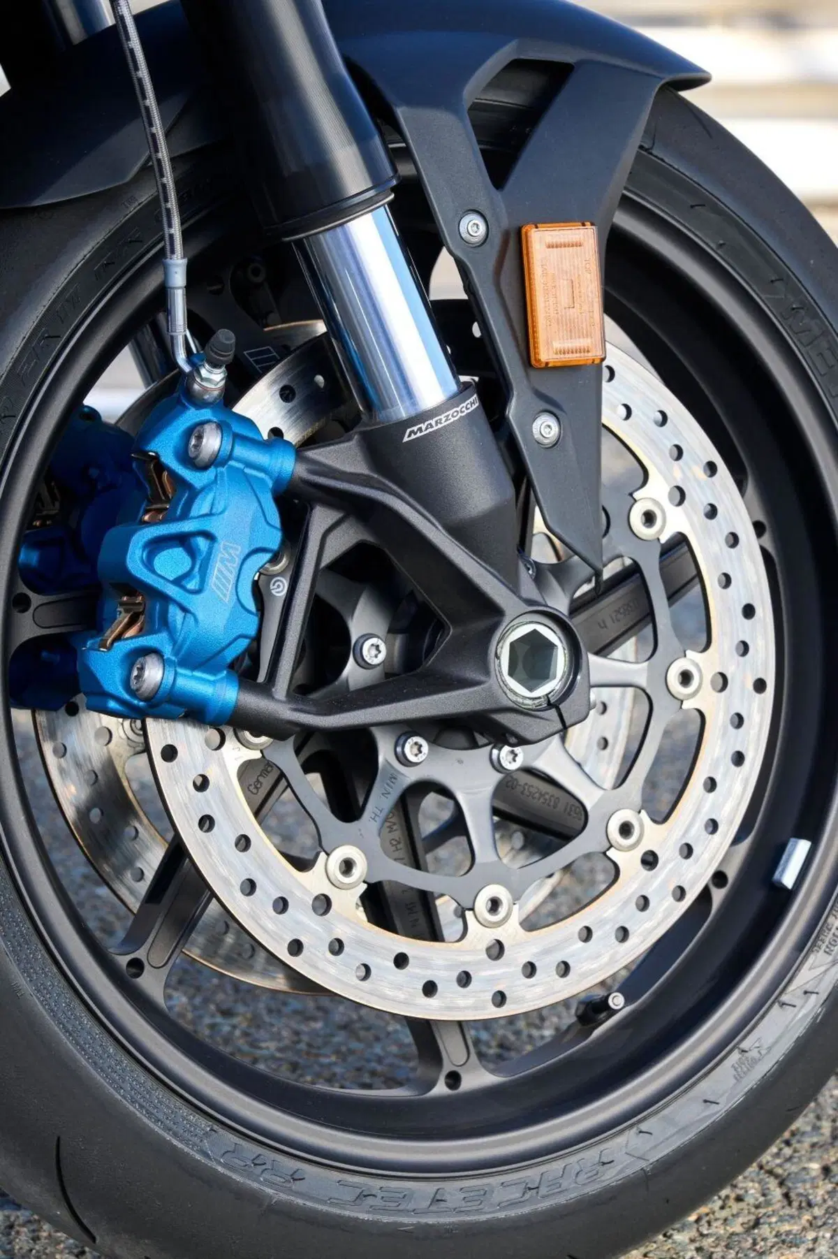 BMW M 1000 R, roadster supersportiva senza compromessi (12)