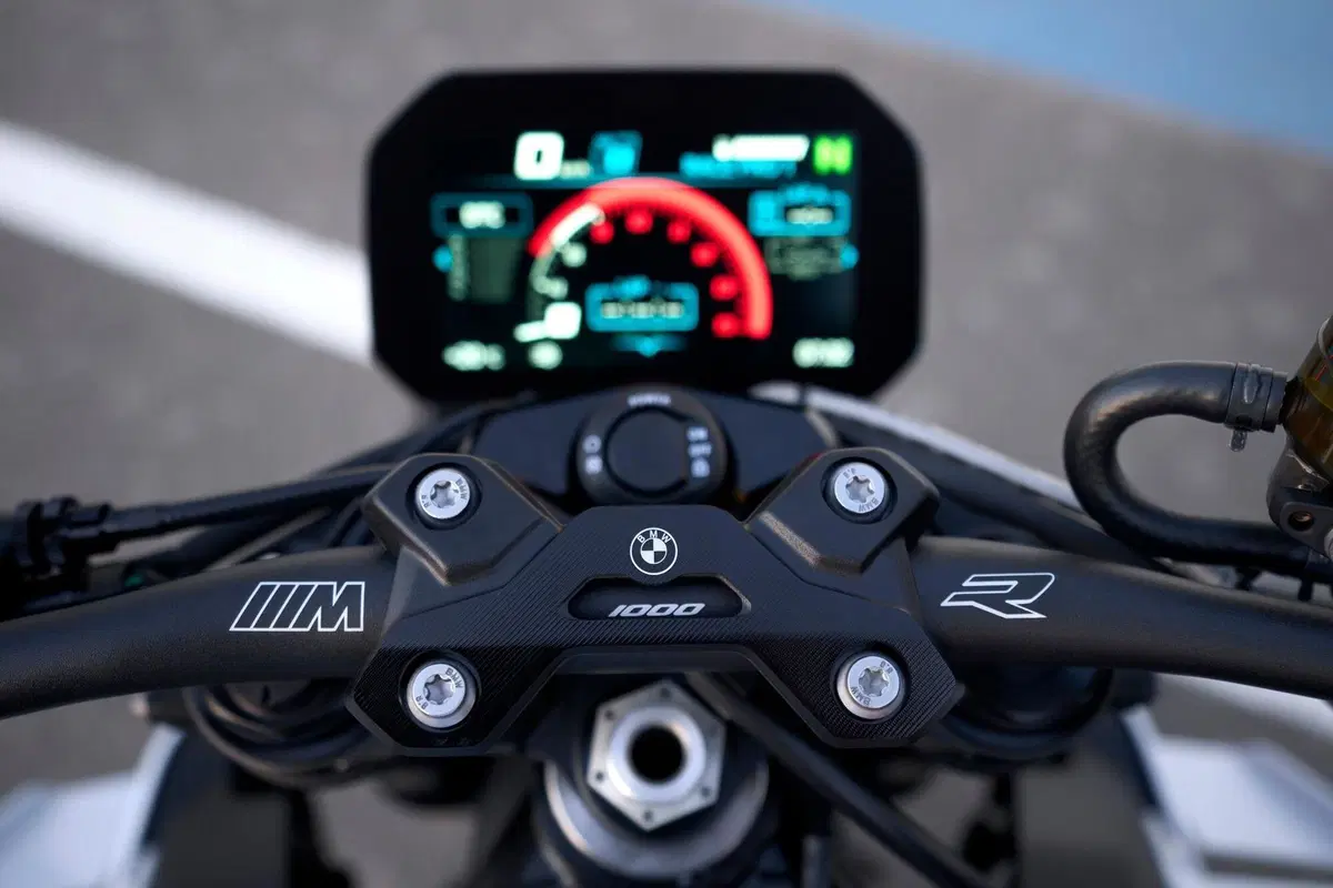 BMW M 1000 R, roadster supersportiva senza compromessi (10)