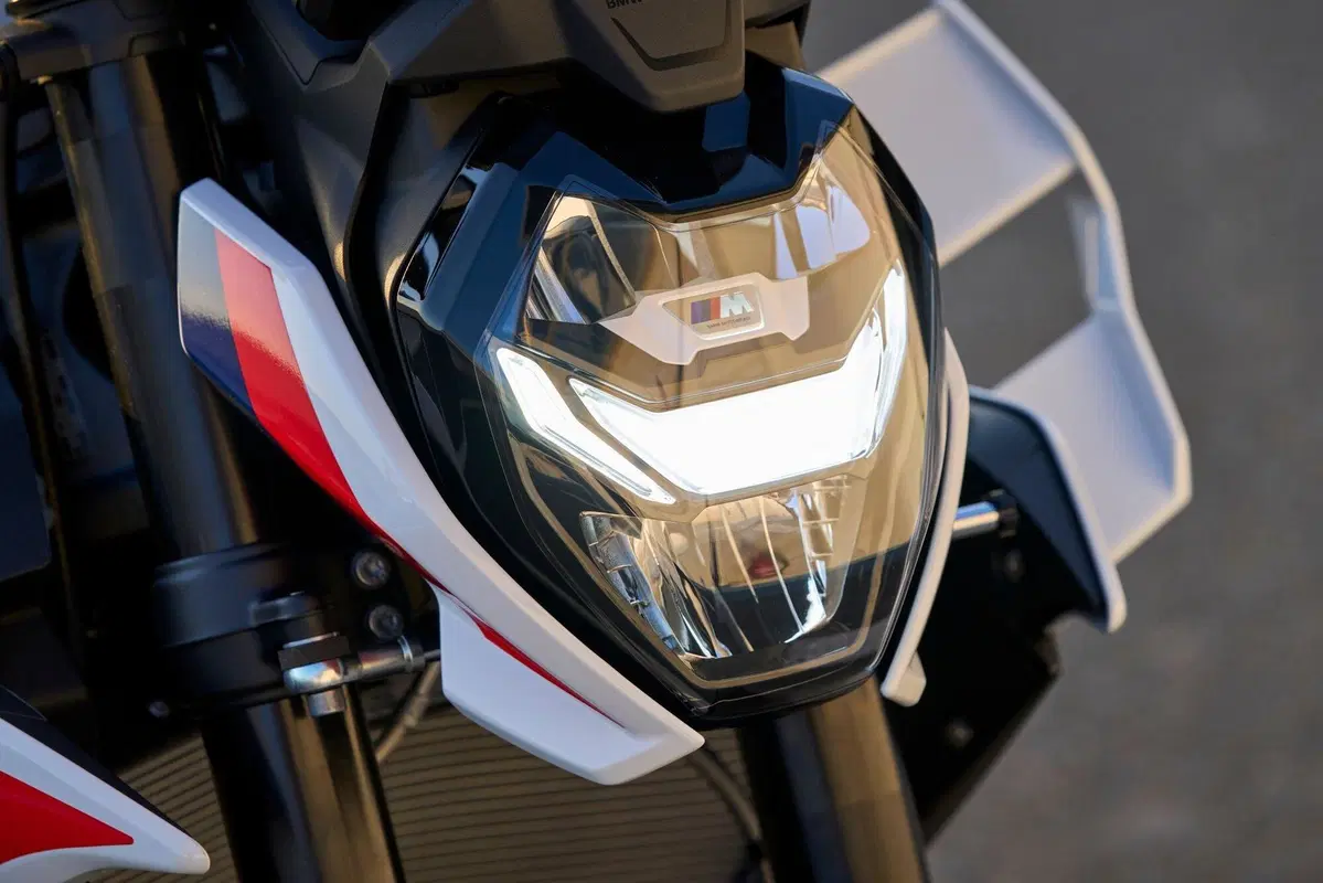 BMW M 1000 R, roadster supersportiva senza compromessi (7)