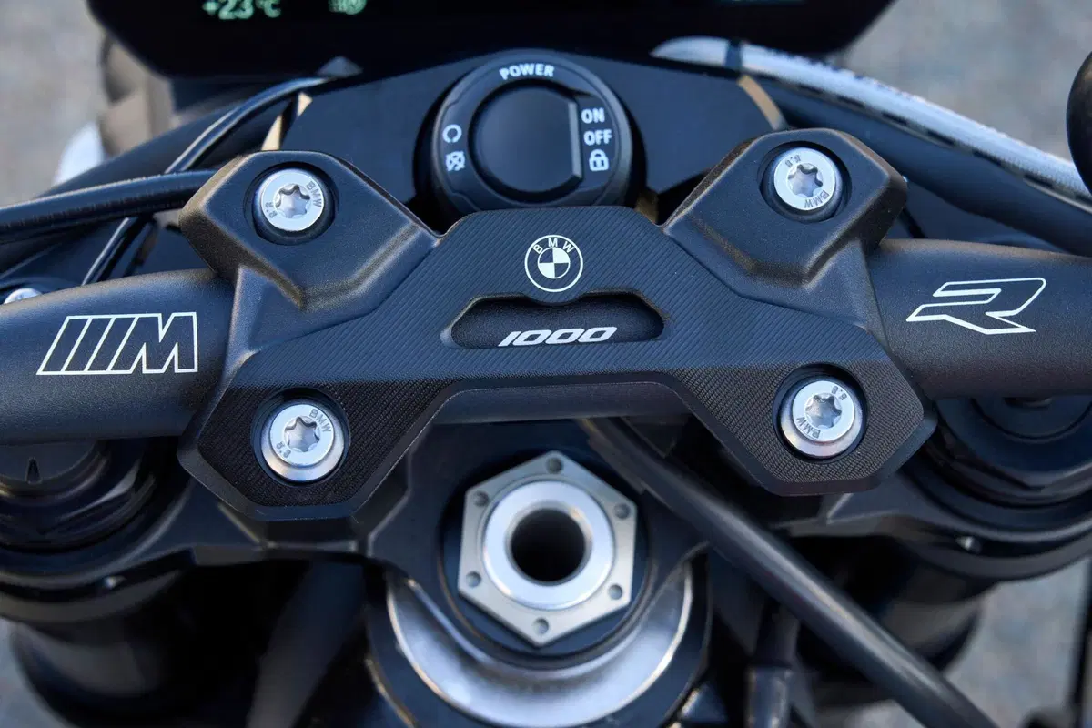 BMW M 1000 R, roadster supersportiva senza compromessi (16)