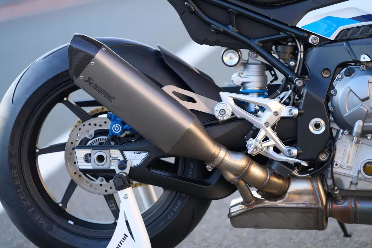 BMW M 1000 R, roadster supersportiva senza compromessi (15)