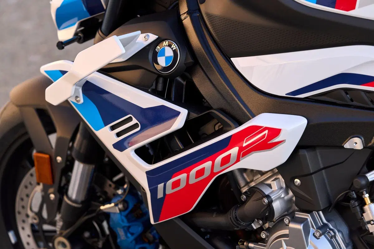 BMW M 1000 R, roadster supersportiva senza compromessi (17)