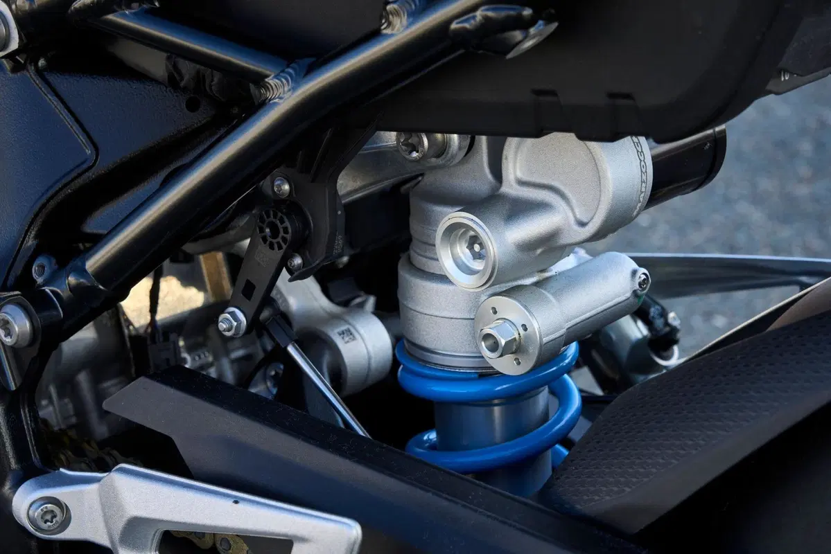 BMW M 1000 R, roadster supersportiva senza compromessi (14)