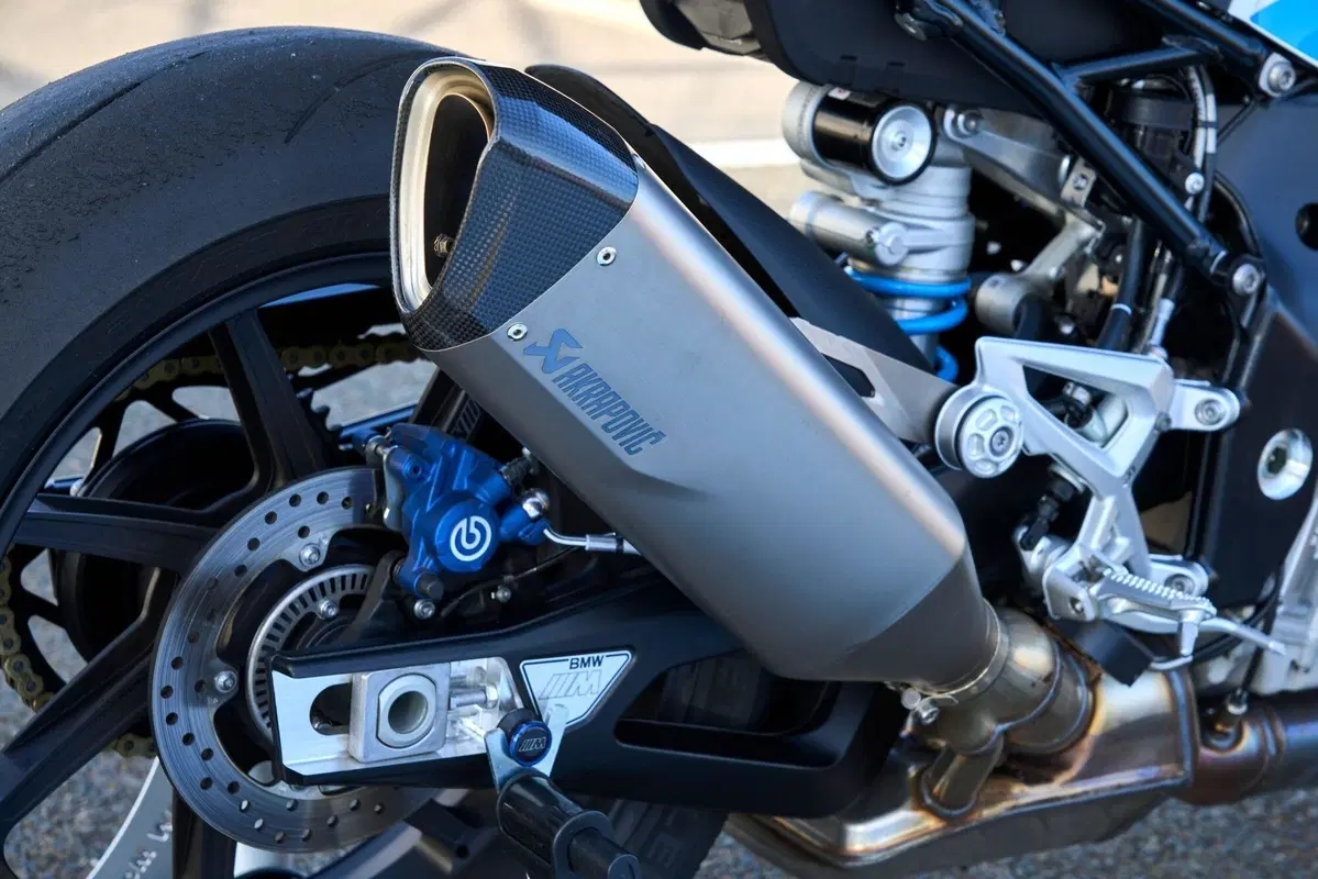BMW M 1000 R, roadster supersportiva senza compromessi (18)