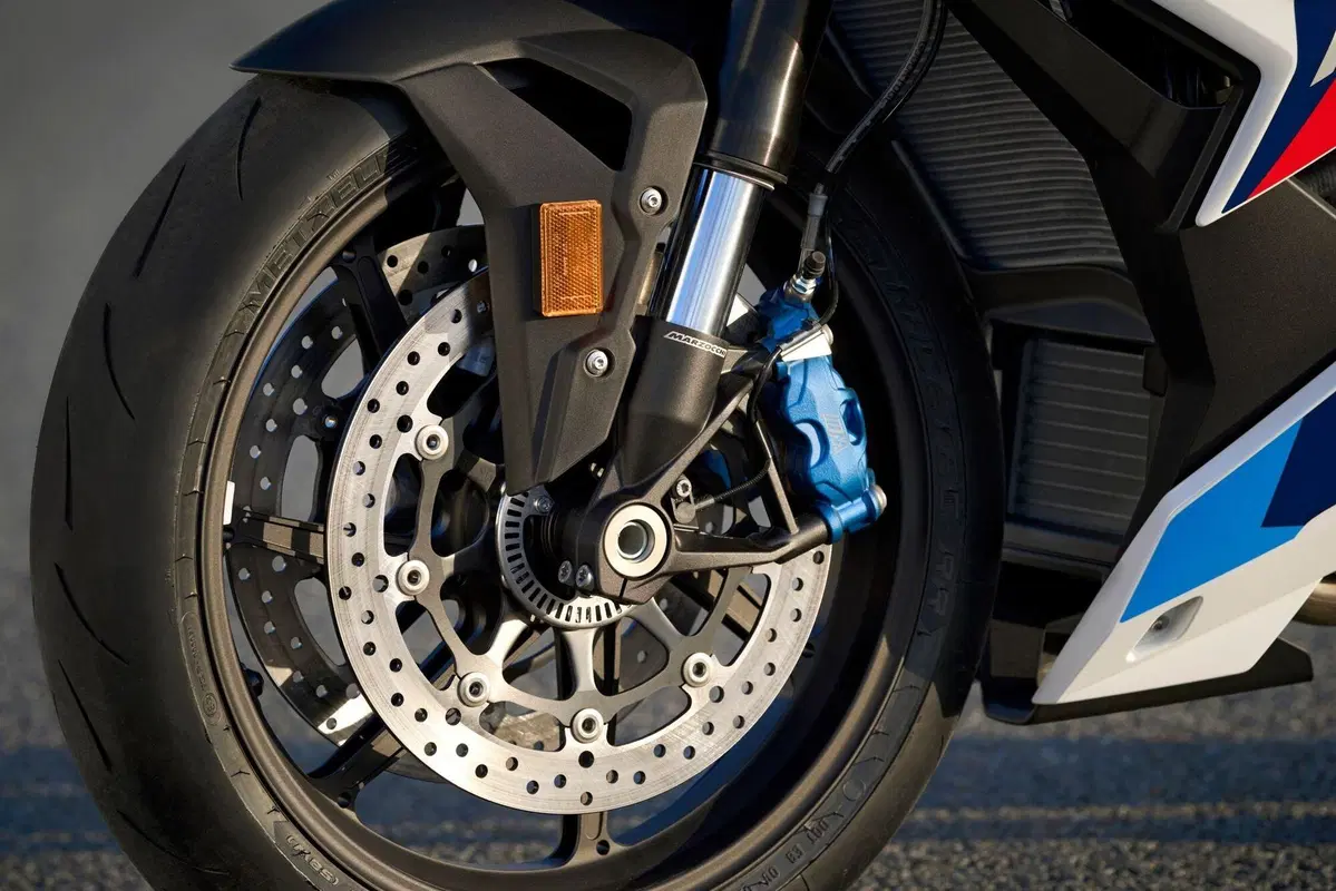 BMW M 1000 R, roadster supersportiva senza compromessi (22)