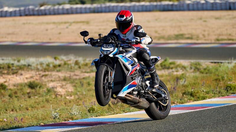 BMW M 1000 R, la moto roadster supersportiva senza compromessi