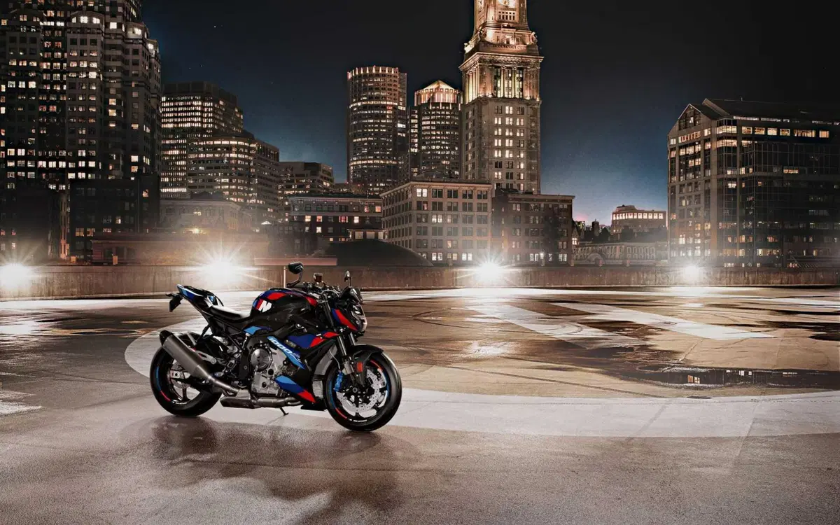 BMW M 1000 R, la moto roadster supersportiva senza compromessi (3)