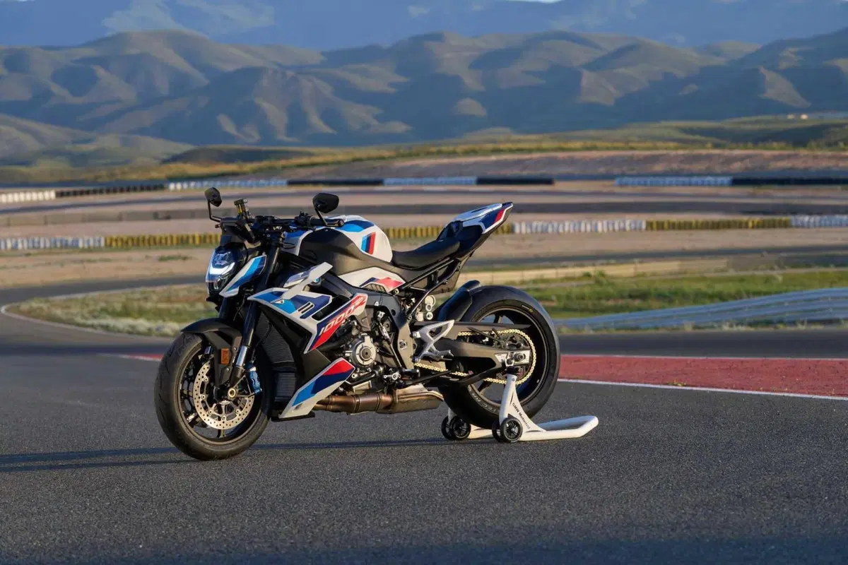 BMW M 1000 R, la moto roadster supersportiva senza compromessi (4)