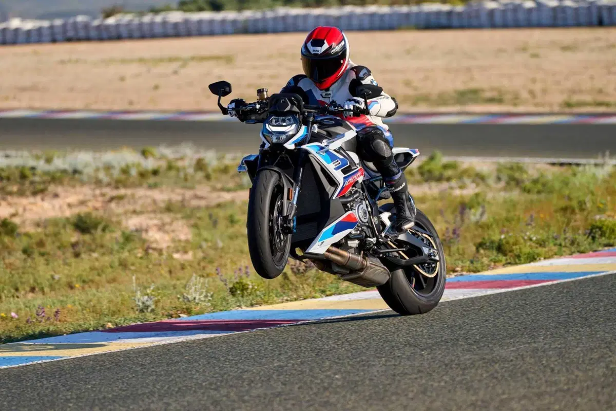 BMW M 1000 R, la moto roadster supersportiva senza compromessi (5)