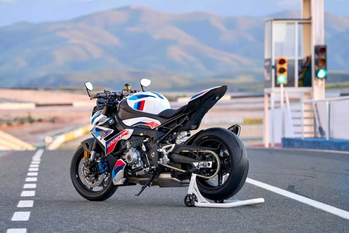 BMW M 1000 R, la moto roadster supersportiva senza compromessi (10)