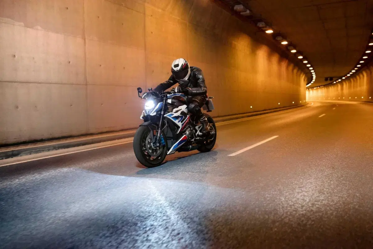BMW M 1000 R, la moto roadster supersportiva senza compromessi (12)