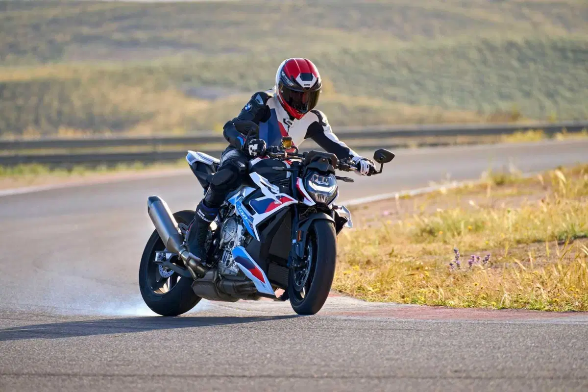 BMW M 1000 R, la moto roadster supersportiva senza compromessi (11)