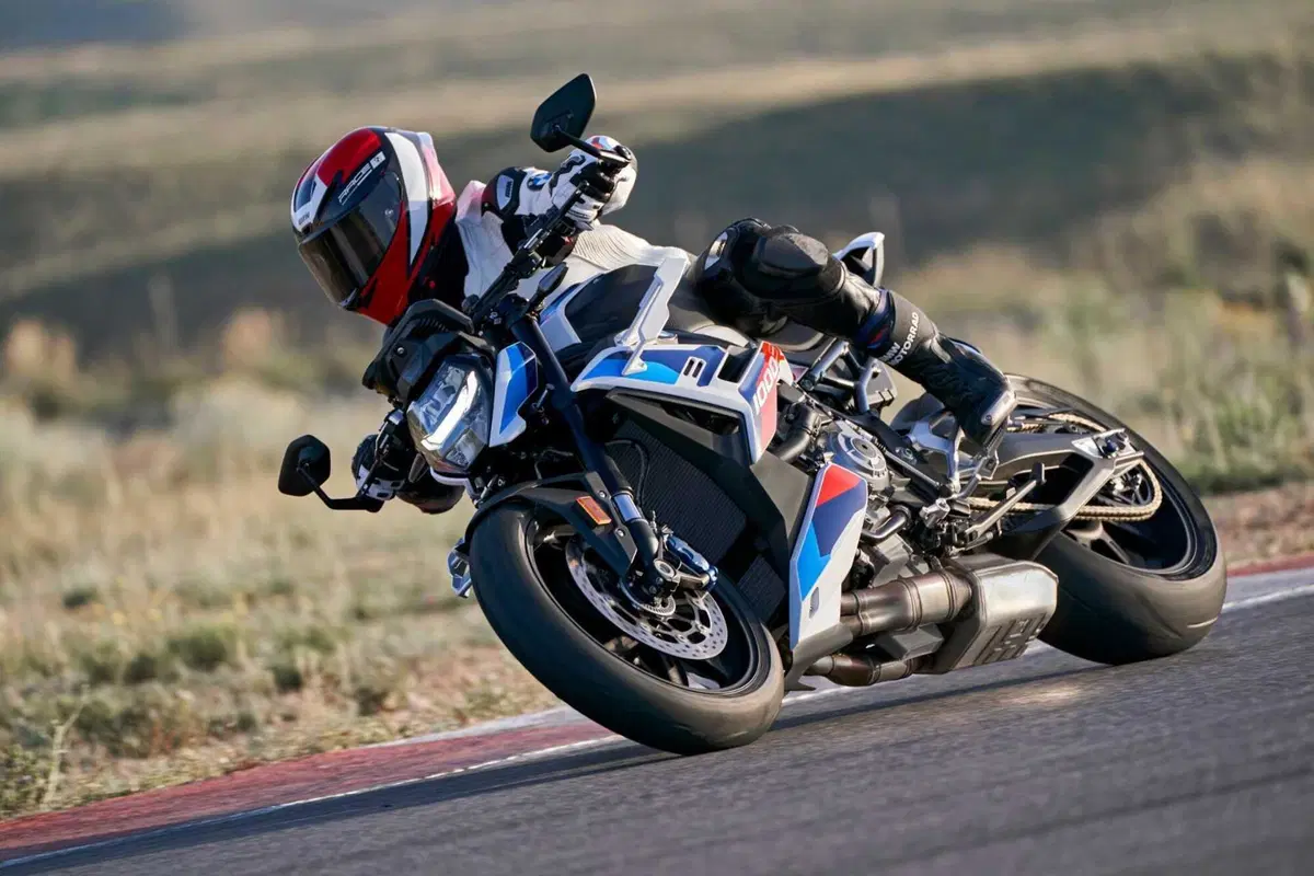 BMW M 1000 R, la moto roadster supersportiva senza compromessi (13)