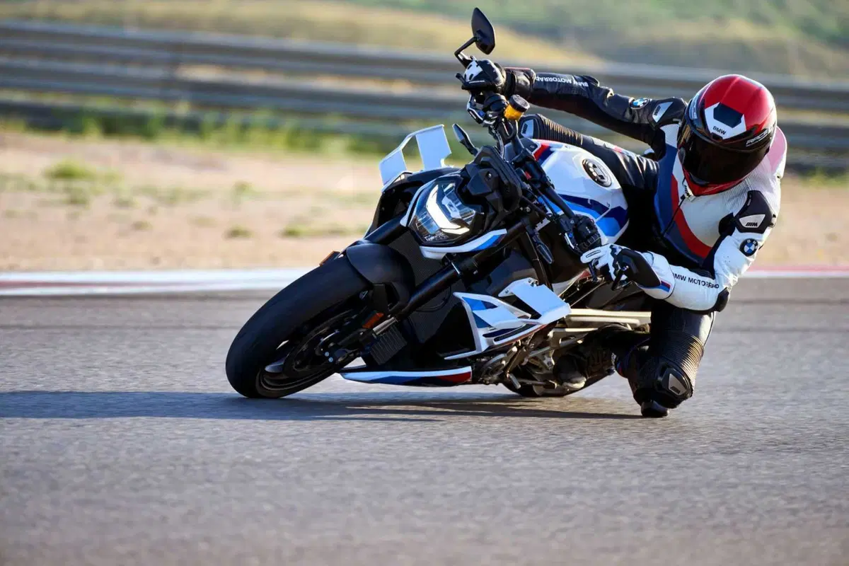 BMW M 1000 R, la moto roadster supersportiva senza compromessi (15)