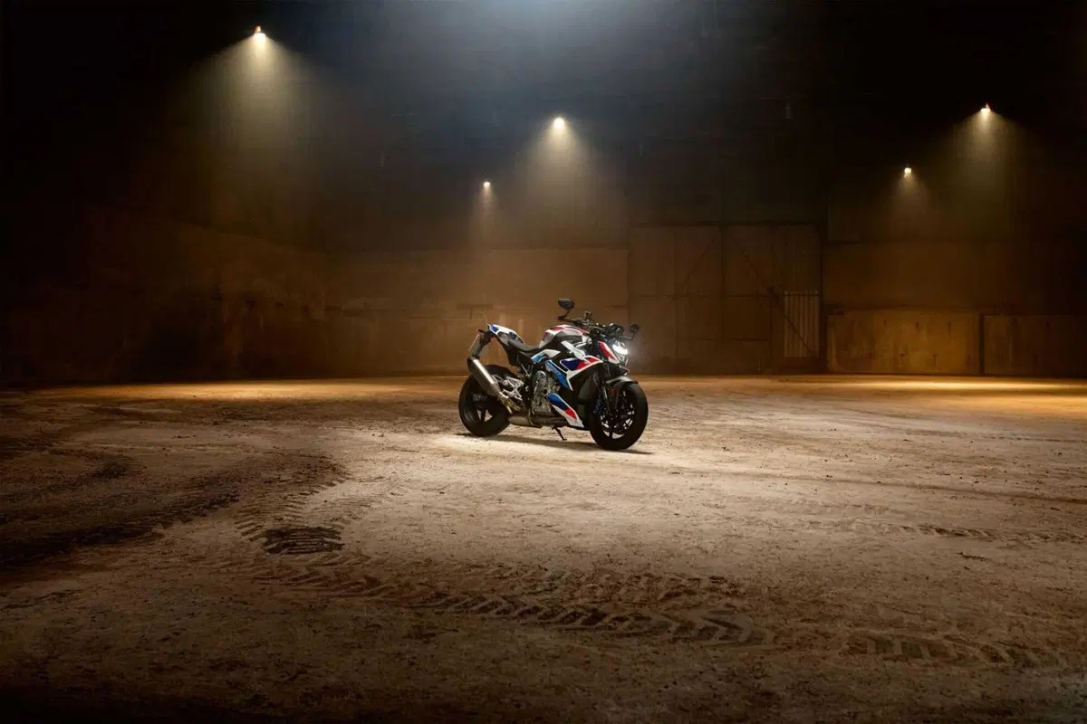 BMW M 1000 R, la moto roadster supersportiva senza compromessi (16)