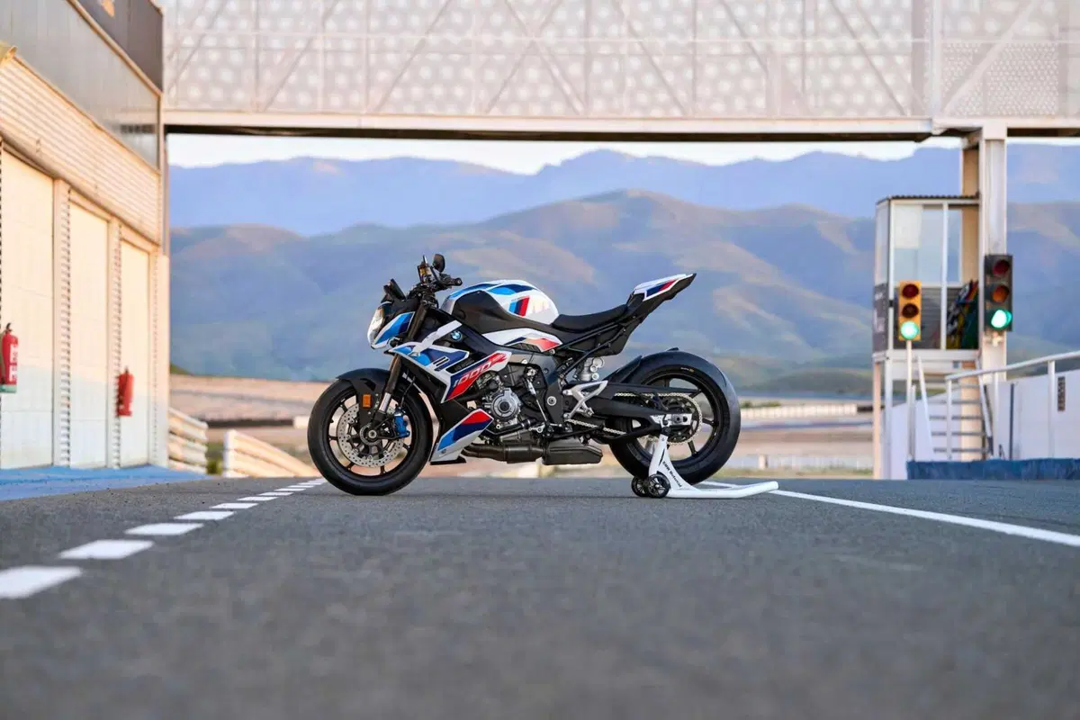 BMW M 1000 R, la moto roadster supersportiva senza compromessi (23)