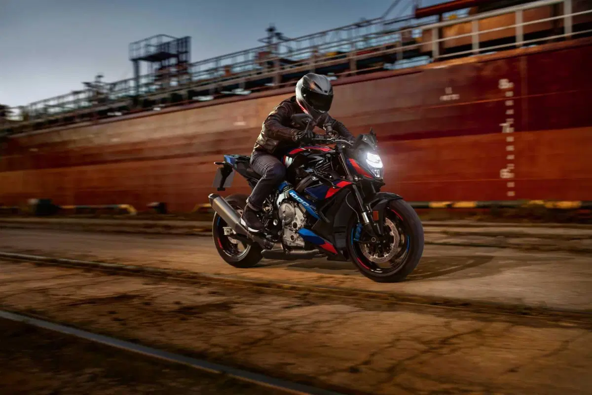 BMW M 1000 R, la moto roadster supersportiva senza compromessi (25)