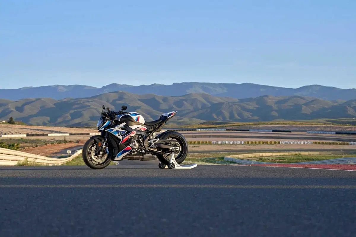 BMW M 1000 R, la moto roadster supersportiva senza compromessi (24)