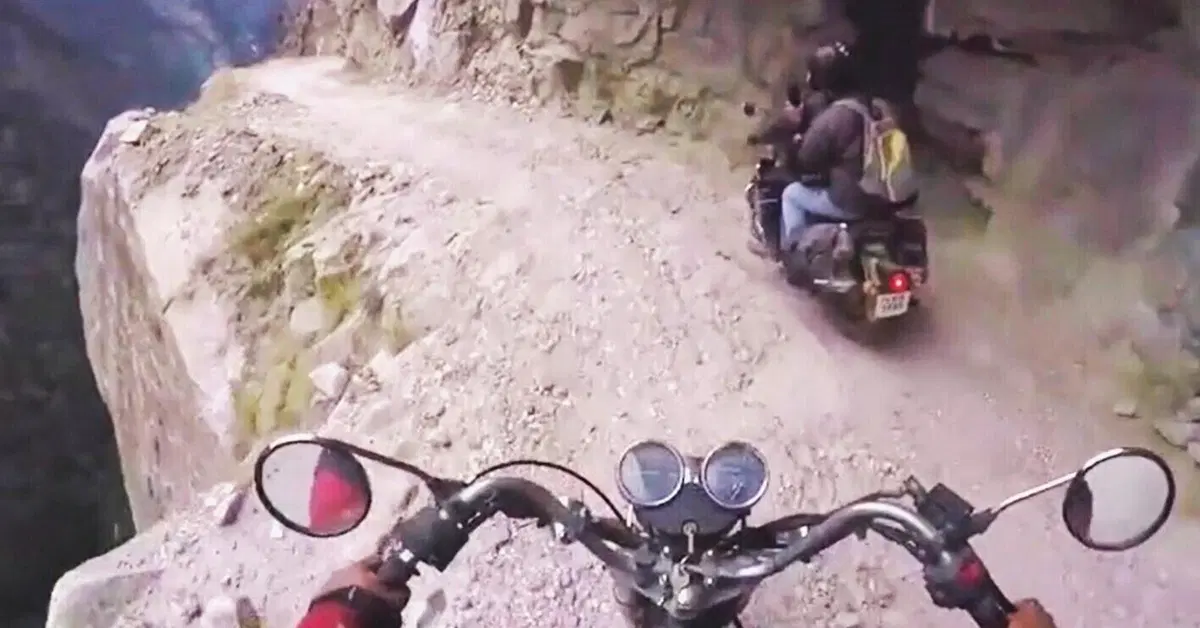 La strada pi&ugrave; pericolosa del mondo &egrave; questa, basta un piccolo errore e c'&egrave; l'abisso! [VIDEO VIRALE]