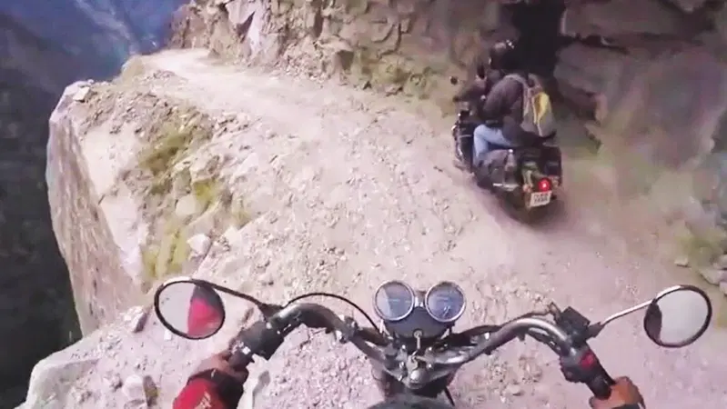 La strada pi&ugrave; pericolosa del mondo &egrave; questa, basta un piccolo errore e c'&egrave; l'abisso! [VIDEO VIRALE]