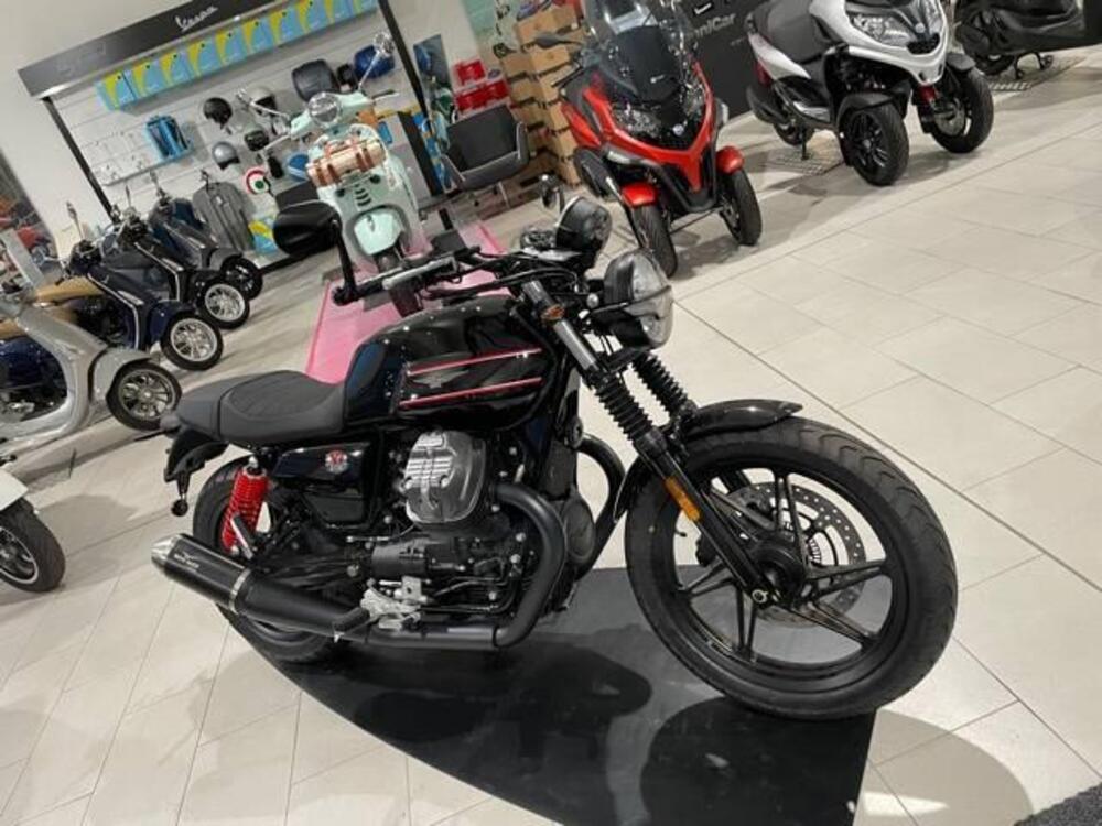 Moto Guzzi V7 Stone (2021 - 24) (3)