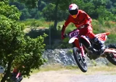 Questo Marc Marquez che non leva il gas neanche quando fa motocross! [VIDEO VIRALE]