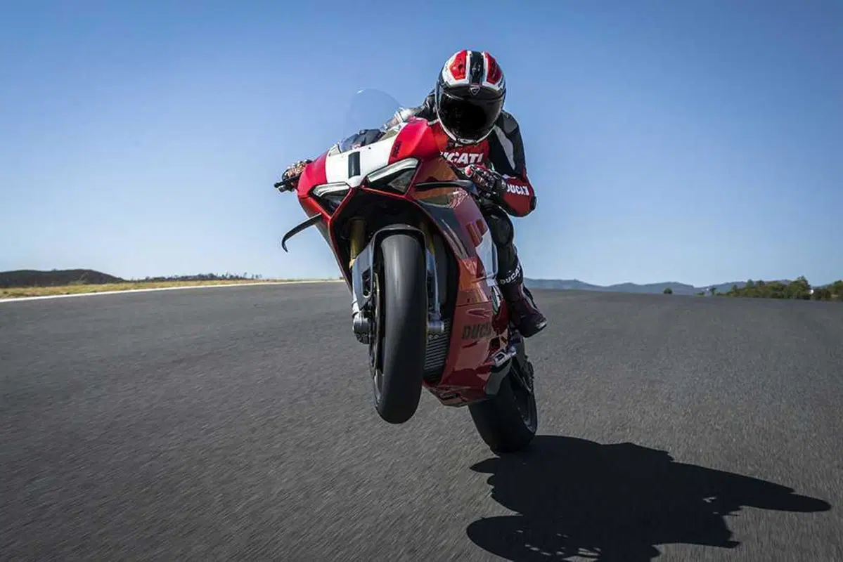 Nuova Ducati Panigale V4R 2023: 240 cavalli vi possono bastare? [VIDEO e GALLERY] (12)