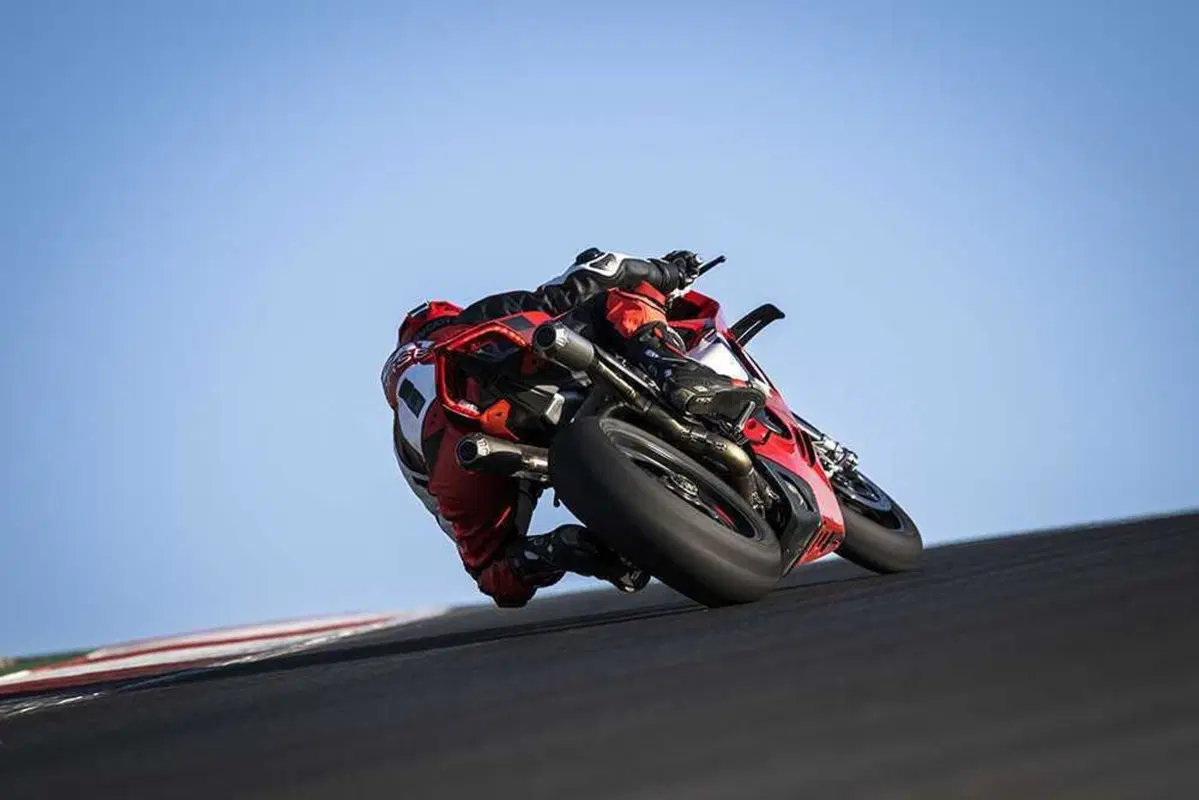 Nuova Ducati Panigale V4R 2023: 240 cavalli vi possono bastare? [VIDEO e GALLERY] (13)