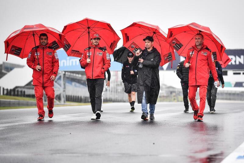 Bagnaia e Stoner percorrono a piedi e sotto la pioggia la pista di Phillip Island