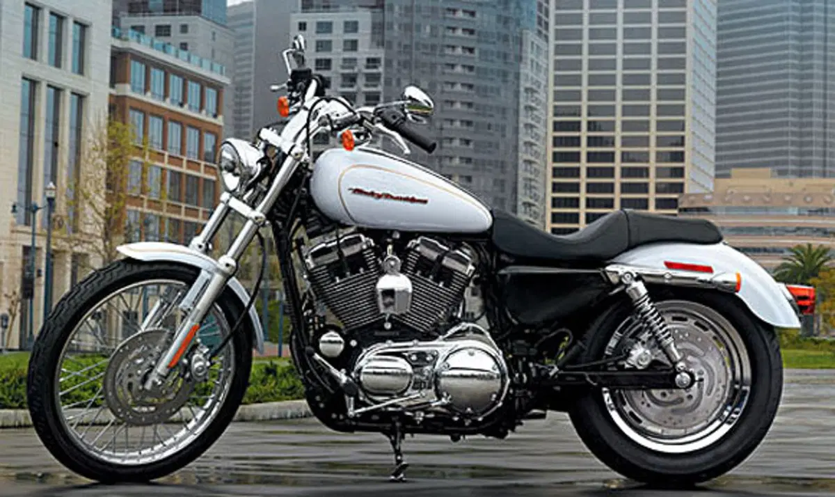 Harley-Davidson Sportster 1200 Custom (2004 - 06) - XL 1200C (2)