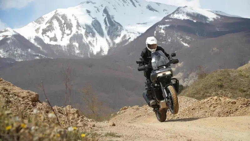 Una &ldquo;piccola&rdquo; Harley-Davidson Pan America &egrave; in arrivo: lo dicono gli specchietti!