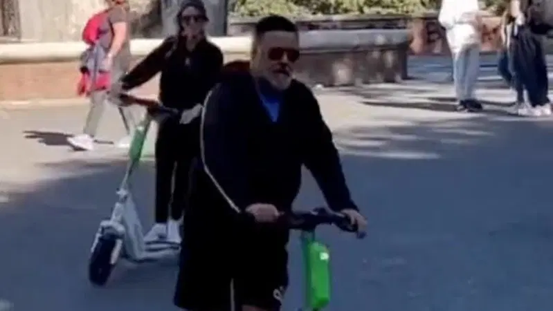 Russell Crowe a Roma, dalla biga al monopattino