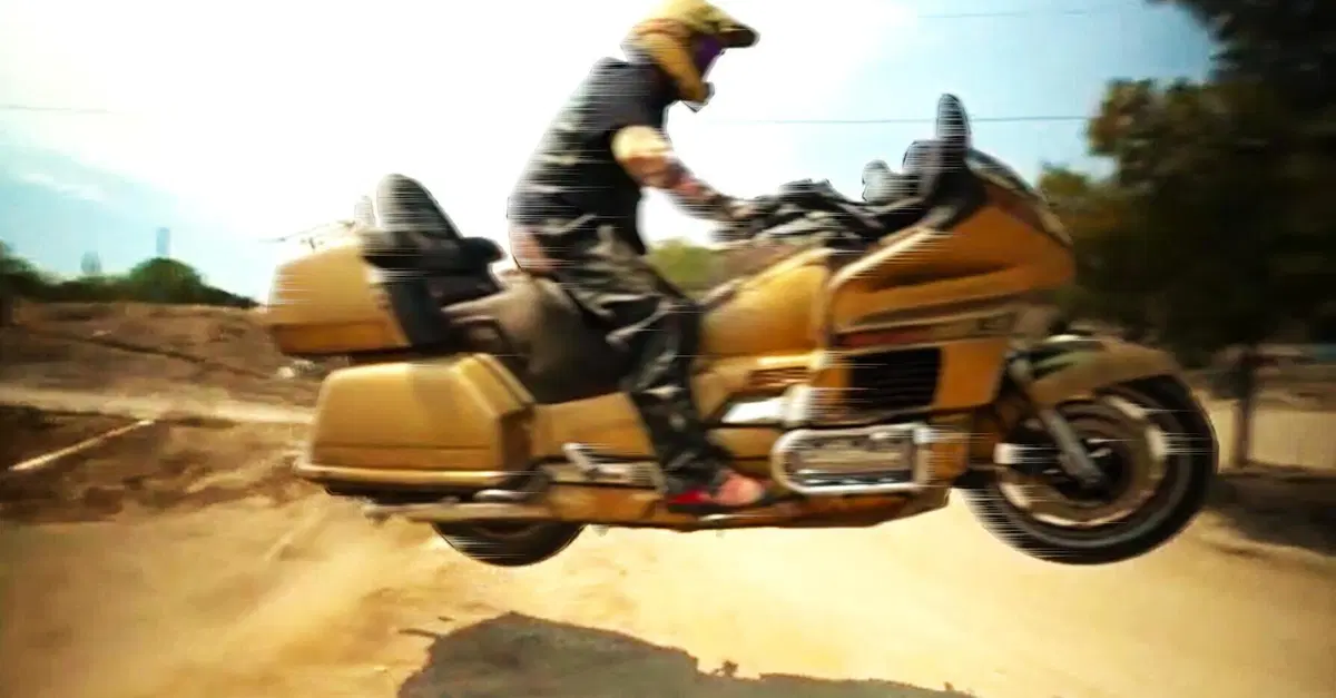 "Ma io sono nata Honda Goldwing non moto da cross!!" [VIDEO VIRALE]