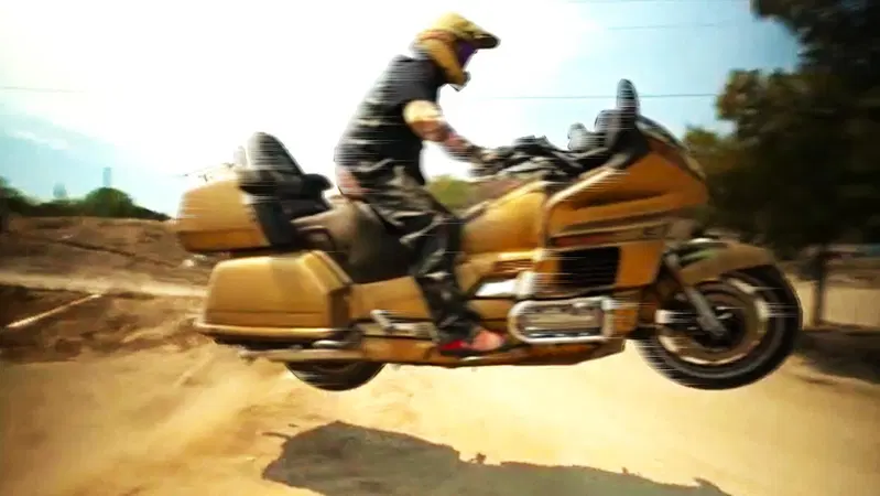 "Ma io sono nata Honda Goldwing non moto da cross!!" [VIDEO VIRALE]