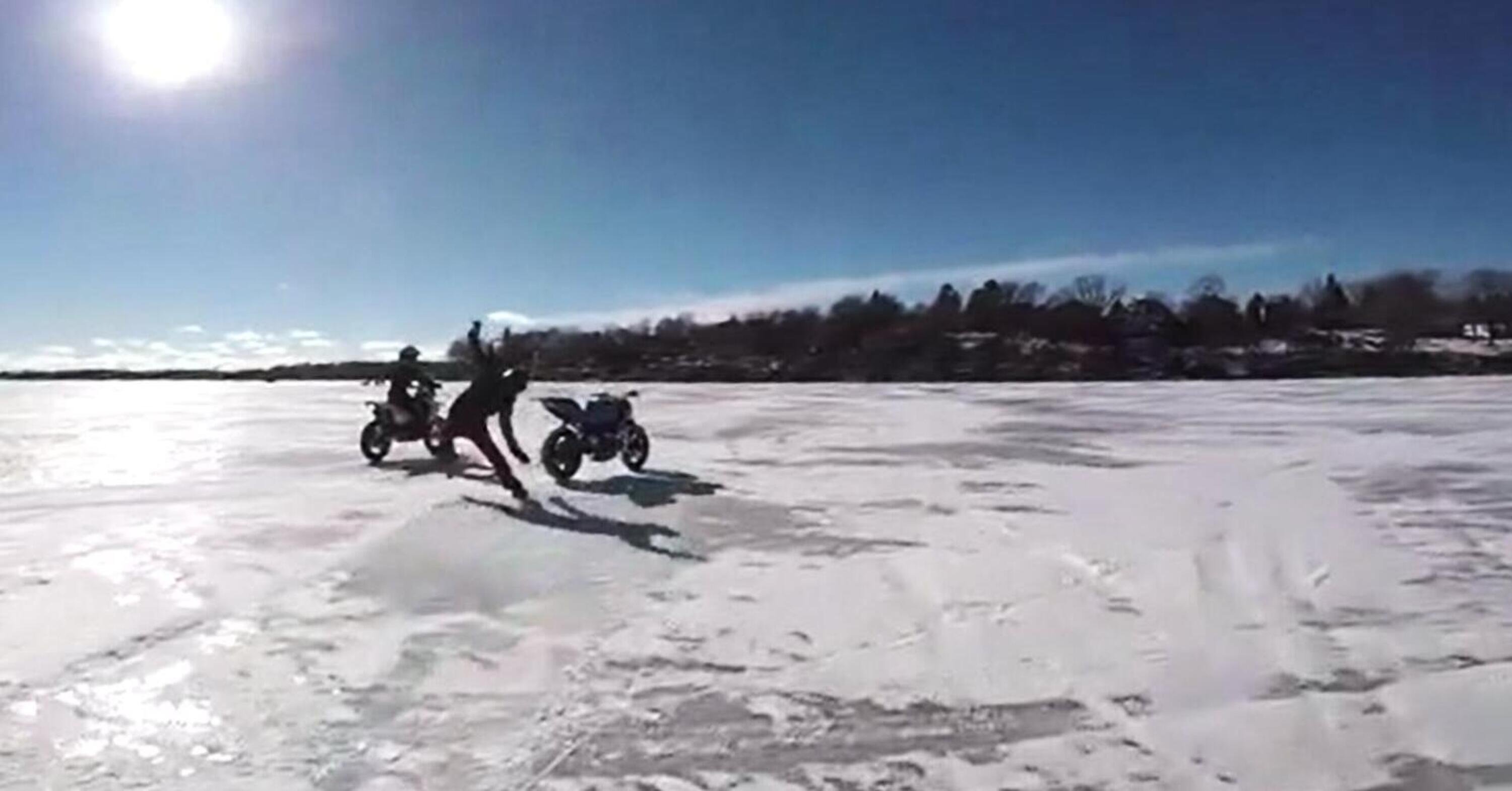 La moto se ne va sul lago ghiacciato, sembra Paperissima! [VIDEO VIRALE]