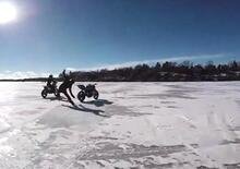 La moto se ne va sul lago ghiacciato, sembra Paperissima! [VIDEO VIRALE]