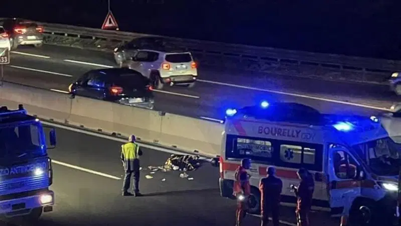Pedone attraversa l'autostrada A1, motociclista perde la vita